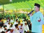 SAMBUTAN: Wakil Bupati Katingan, Firdaus ketika menyampaikan sambutan di acara Pengajian Akbar dan kegiatan sosial santunan anak yatim yang dilaksanakan di Desa Jaya Makmur Kecamatan Katingan Kuala, Sabtu (5/7).