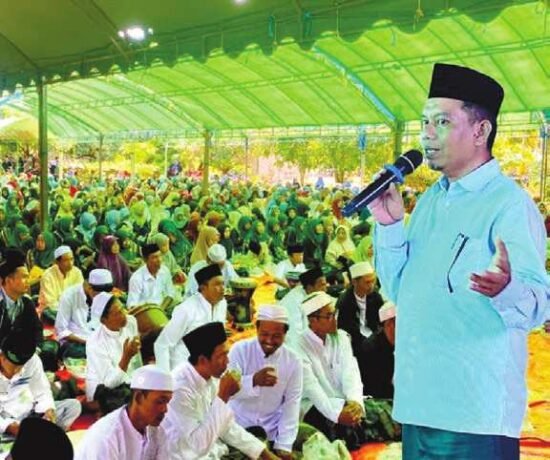 SAMBUTAN: Wakil Bupati Katingan, Firdaus ketika menyampaikan sambutan di acara Pengajian Akbar dan kegiatan sosial santunan anak yatim yang dilaksanakan di Desa Jaya Makmur Kecamatan Katingan Kuala, Sabtu (5/7).