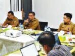KUNJUNGAN KERJA: Wakil Bupati Katingan, Firdaus didampingi Camat Kamipang, Ade Irwan dan pejabat
