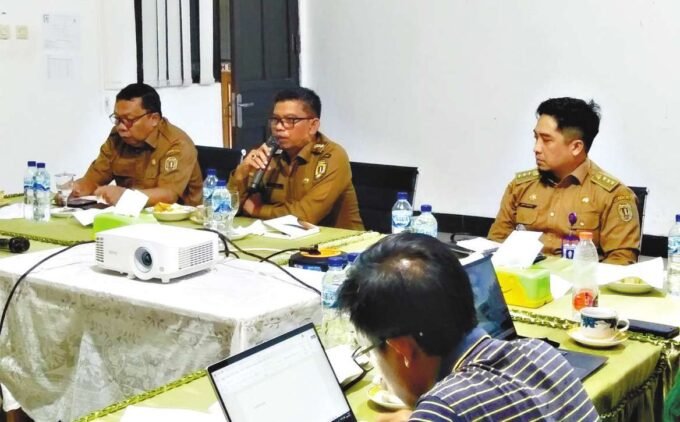 KATINGAN KUNJUNGAN KERJA: Wakil Bupati Katingan, Firdaus didampingi Camat Kamipang, Ade Irwan dan pejabat
