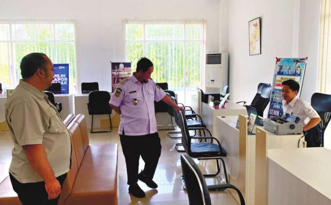 KATINGAN MENINJAU: Bupati Katingan, Saiful ketika meninjau MPP Penyang Hinje Simpei di DPMPTSP Katingan, Rabu (9/7).