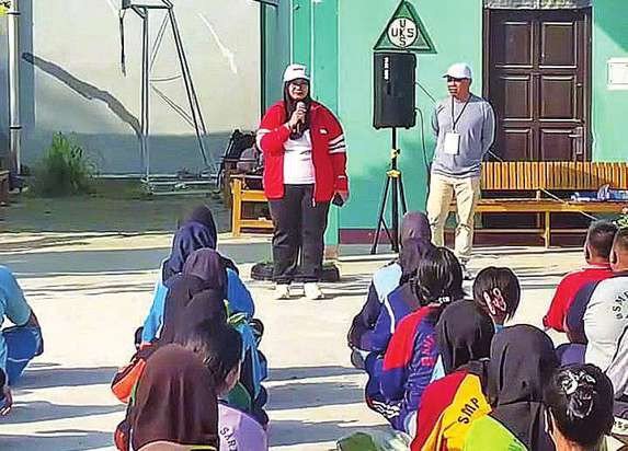 KUNJUNGAN: Wakil Bupati Kotim, Irawati saat mengunjungi SMKN 4 Sampit yang sedang MPLS untuk siswa baru, Jumat (11/7).