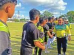 BANGKITKAN OLAHRAGA: Bupati Kotim Halikinnor saat memberikan semangat kepada pemain HNR Cup, beberapa waktu lalu.