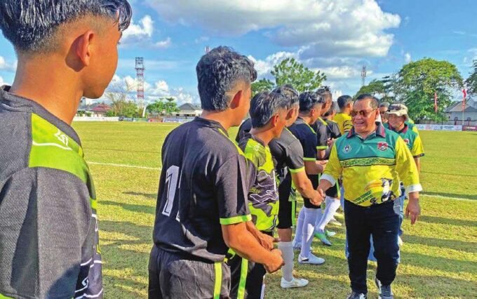 BANGKITKAN OLAHRAGA: Bupati Kotim Halikinnor saat memberikan semangat kepada pemain HNR Cup, beberapa waktu lalu.