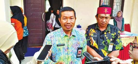 DIWAWANCARAI: Kepala BKPSDM Kabupaten Kotim saat diwawancarai awak media, belum lama ini.