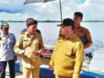 MENINJAU : Kepala Dinas Kelautan dan Perikanan Kotim, Ahmad Sarwo Oboi saat mendampibgi Bupati Kotin H.Halikinnor melihat dermaga Palingkau di Desa Sungai Ijum beberapa waktu lalu.
