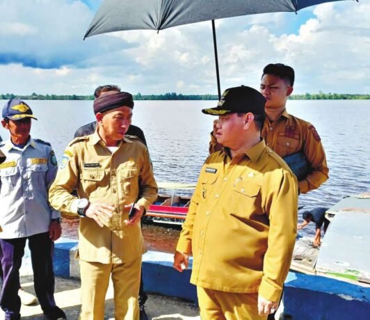 MENINJAU : Kepala Dinas Kelautan dan Perikanan Kotim, Ahmad Sarwo Oboi saat mendampibgi Bupati Kotin H.Halikinnor melihat dermaga Palingkau di Desa Sungai Ijum beberapa waktu lalu.