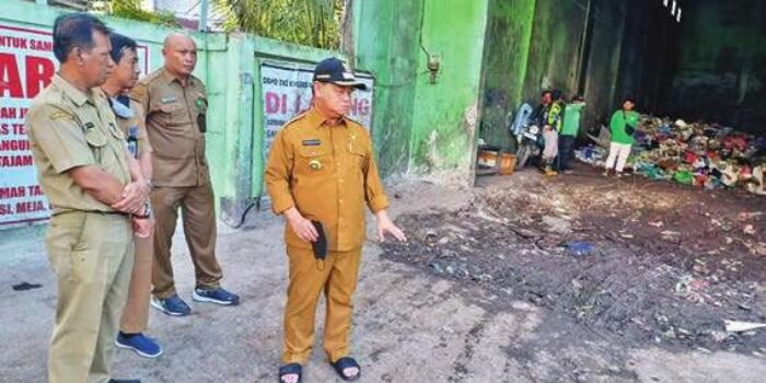 MELIHAT: Bupati Kabupaten Kotim H.Halikinnor saat melihat depo sampah yang ada di jalan Pelita beberapa waktu lalu.