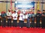 PENANDATANGANAN: Wakil Bupati Kabupaten Kotim Irawati bersama Kerua DPRD Kotim Rimbun usai melakukan penandatangan bersama pada rapat paripurna yang digelar, Rabu (9/7).
