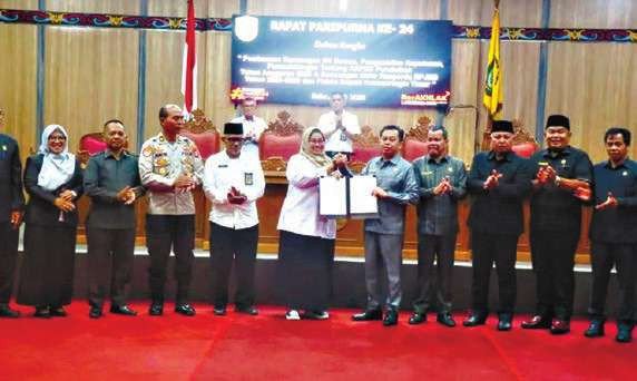 KOTAWARINGIN TIMUR PENANDATANGANAN: Wakil Bupati Kabupaten Kotim Irawati bersama Kerua DPRD Kotim Rimbun usai melakukan penandatangan bersama pada rapat paripurna yang digelar, Rabu (9/7).
