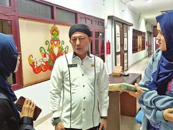 DIWAWANCARAI: Kepala Dinas Kelautan dan Perikanan Kotim, Ahmad Sarwo Oboi saat diwawancarai awak media beberapa waktu lalu.