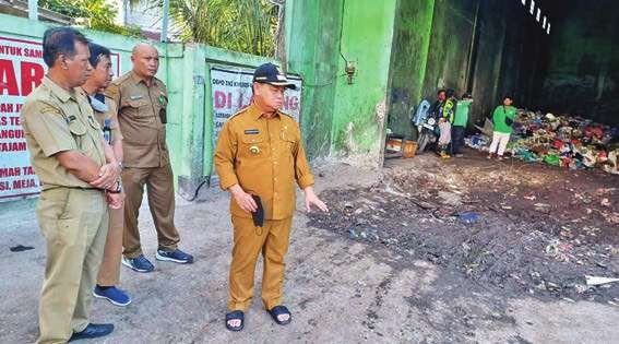 MELIHAT: Bupati Kabupaten Kotim H.Halikinnor saat melihat depo sampah yang ada di jalan Pelita beberapa waktu lalu.