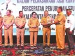 PALANGKA RAYA MENERIMA: Wali Kota Palangka Raya, Fairid Naparin menerima penghargaan penilaian kinerja kabupaten/kota dalam penurunan stunting tahun 2025, di Aurilia Hotel, Senin (30/6).