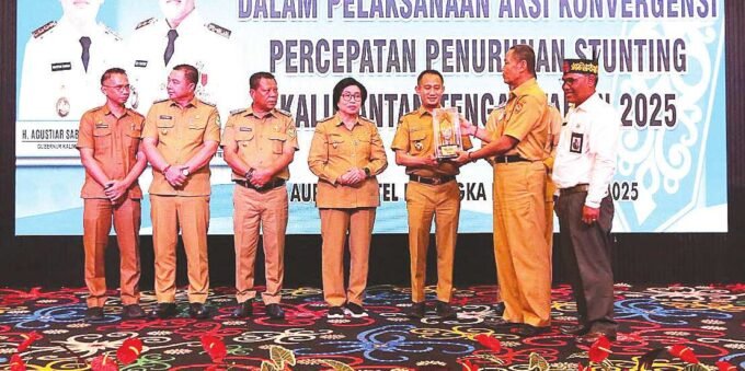 MENERIMA: Wali Kota Palangka Raya, Fairid Naparin menerima penghargaan penilaian kinerja kabupaten/kota dalam penurunan stunting tahun 2025, di Aurilia Hotel, Senin (30/6).