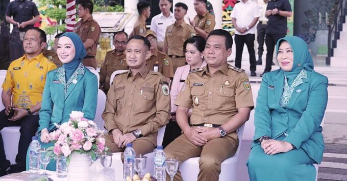 SINERGI: Wali Kota Palangka Raya, Fairid Naparin saat menyaksikan 100 hari proker di halaman Kantor Wali Kota Palangka Raya, belum lama ini.