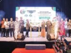 PALANGKA RAYA PEMBUKAAN: Wali Kota Palangka Raya, Fairid Naparin memukul gong tanda mulainya Palangka Fair 2025, di halaman GOR Indoor Serbaguna Tjilik Riwut, Selasa malam (15/7).