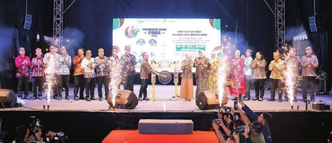 PEMBUKAAN: Wali Kota Palangka Raya, Fairid Naparin memukul gong tanda mulainya Palangka Fair 2025, di halaman GOR Indoor Serbaguna Tjilik Riwut, Selasa malam (15/7).