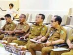 RAPAT: Wakil Wali Kota Palangka Raya, Achmad Zaini, menghadiri rakor inflasi secara daring di Ruang Command Center, Senin (30/6).