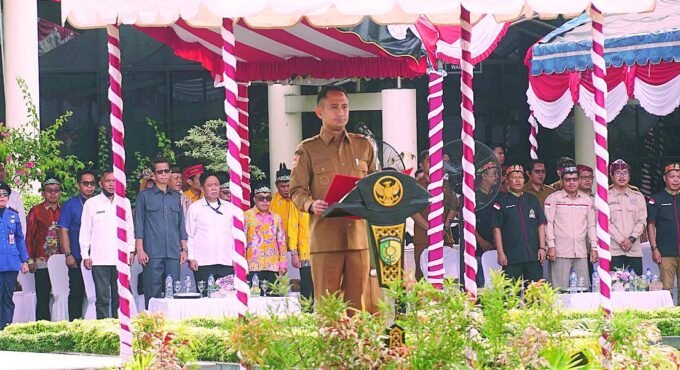 UPACARA: Wali Kota Palangka Raya, Fairid Naparin memimpin Apel Hari Lahir Pancasila, di Kantor Wali Kota Palangka Raya, Senin (2/6)