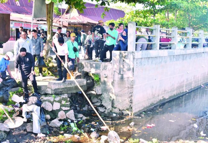 AKSI: Wakil Wali Kota Palangka Raya, Achmad Zaini memimpin aksi bersih-bersih sampah di sepanjang Jalan Sakan, Kamis (5/6).