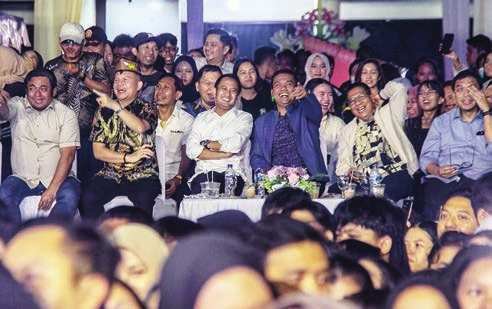 KONSER: Suasana keseruan rangkaian puncak perayaan Hari Ulang Tahun (HUT) ke-60 Pemerintah Kota Palangka Raya dan HUT ke-68 Kota Palangka Raya Lewu Palangka Festival 2025 di halaman Kantor Wali Kota Palangka Raya, Jumat (18/7).