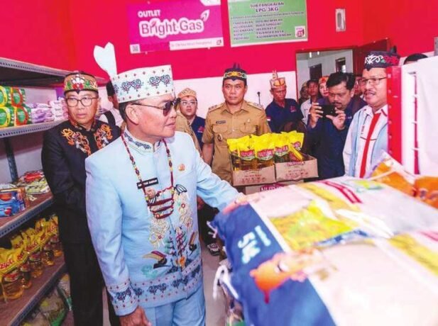 MENGHADIRI : Wali Kota Palangka Raya, Fairid Naparin diwakili wakil wali kota, Achmad Zaini menghadiri peresmian koperasi merah putih bukit tunggal oleh gubernur kalteng, H Agustiar Sabran di jalan mahir mahar, senin (21/7)