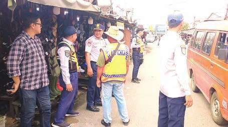 SOSIALISASI: Kabid Prasarana dan Parkir Dishub Kota Palangka Raya, Alfrianto turun lapangan untuk memberikan edukasi pada pengelola dan juru parkir di kawasan pasar besar, beberapa waktu lalu.