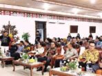 PALANGKA RAYA MENGHADIRI: Wakil Wali Kota Palangka Raya, Achmad Zaini menghadiri penyaluran bantuan bagi warga terdampak bencana, di aula Rumah Jabatan Wali Kota, Jumat (25/7).