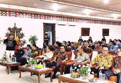 MENGHADIRI: Wakil Wali Kota Palangka Raya, Achmad Zaini menghadiri penyaluran bantuan bagi warga terdampak bencana, di aula Rumah Jabatan Wali Kota, Jumat (25/7).