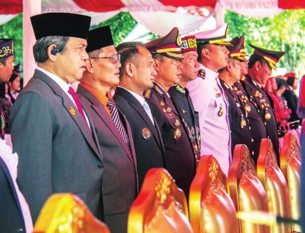 UPACARA: Wali Kota Palangka Raya, Fairid Naparin (tiga dari kiri) hadiri prosesi khidmat HUT Ke-79 Bhayangkara di kantor Gubernur Kalteng, Selasa (1/7).