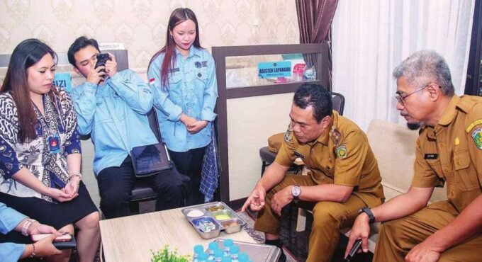 PALANGKA RAYA MENINJAU: Wakil Wali Kota Palangka Raya, Achmad Zaini meninjau Dapur SPPG Jekan Raya 02 di Jalan Garuda V Gang 4, Selasa (22/7).