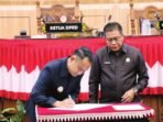 PALANGKA RAYA SETUJUI: Wali Kota Palangka Raya, Fairid Naparin menyetujui penetapan tiga raperda menjadi perda, di Gedung DPRD Kota Palangka Raya, baru baru ini.