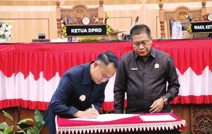 SETUJUI: Wali Kota Palangka Raya, Fairid Naparin menyetujui penetapan tiga raperda menjadi perda, di Gedung DPRD Kota Palangka Raya, baru baru ini.