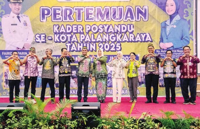 MENGHADIRI: Wali Kota Palangka Raya, Fairid Naparin diwakili Wakil Wali Kota Palangka Raya, Achmad Zaini membuka Pertemuan Kader Posyandu Se-Kota Palangka Raya, di Bahalap Hotel, Kamis (24/).