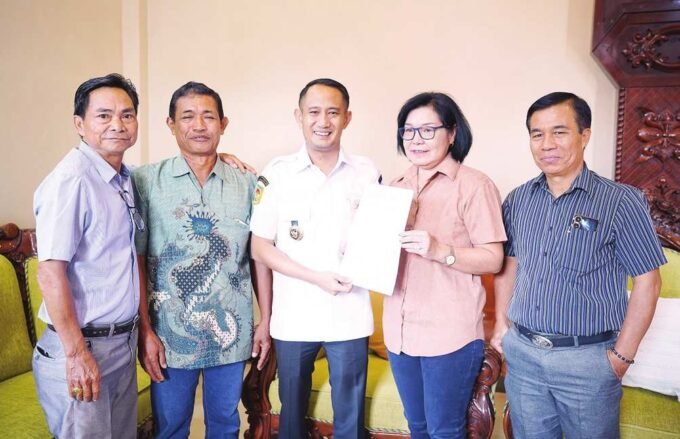 SINERGI: Wali Kota Palangka Raya, Fairid Naparin hadir di tengah masyarakat untuk audiensi terkait polemik dualisme penamaan Jalan Badak-Banteng di salah satu rumah warga, baru-baru ini.