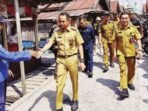 PALANGKA RAYA INTERAKSI: Wali Kota Palangka Raya, Fairid Naparin berinteraksi dengan masyarakat Ponton usai menyerahkan bantuan kepada korban kebakaran, Senin (23/6).