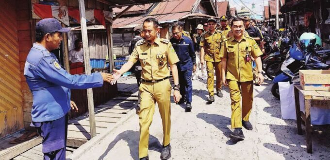 INTERAKSI: Wali Kota Palangka Raya, Fairid Naparin berinteraksi dengan masyarakat Ponton usai menyerahkan bantuan kepada korban kebakaran, Senin (23/6).