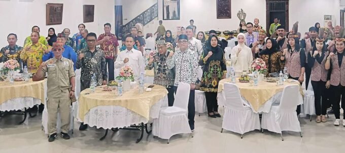 SINERGI: Wali Kota Palangka Raya, Fairid Naparan melantik langsung jajaran DKPR Kota Palangka Raya periode 2025-2029 di aula Rumah Jabatan Wali Kota Pangka Raya, Kamis (3/7).