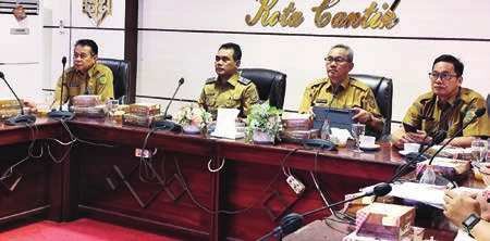 RAPAT: Wakil Wali Kota Palangka Raya, Achmad Zaini, menghadiri rakor inflasi secara daring di ruang rapat Peteng Karuhei I Kantor Wali Kota Palangka Raya, Senin, (7/7).