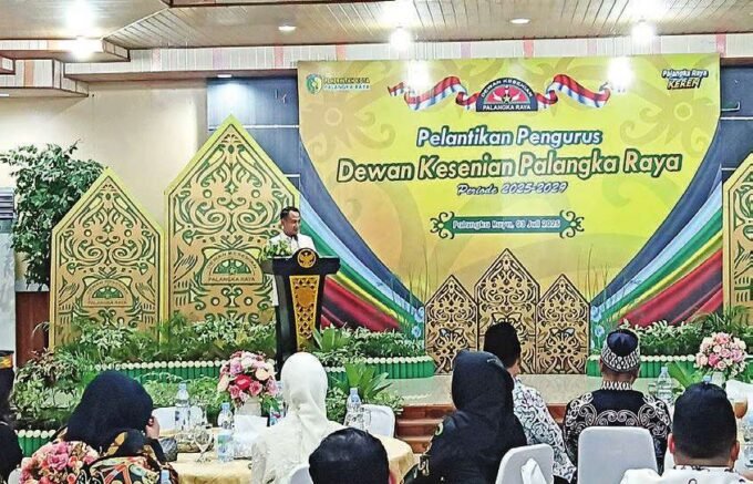 ARAHAN: Wali Kota Palangka Raya, Fairid Naparin saat memberikan arahan kepada seluruh jajaran DKPR Kota Palangka Raya periode 2025-2029, di aula Rujab Wali Kota Palangka Raya, baru baru ini.