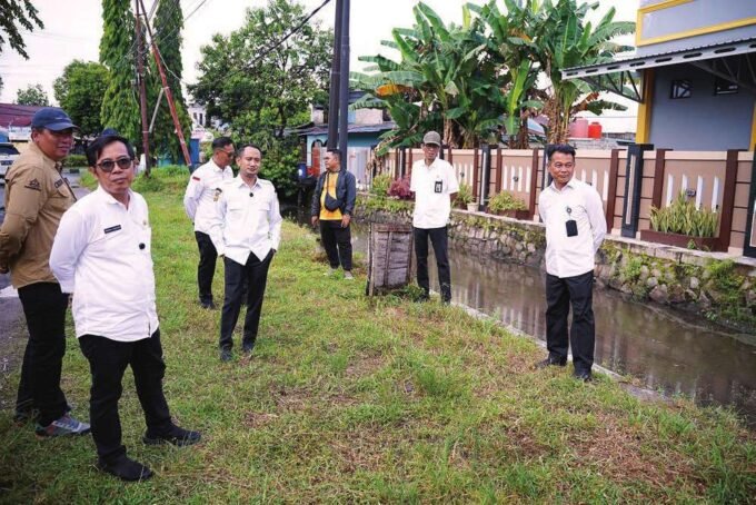 PALANGKA RAYA Tinjau: Wali Kota Palangka Raya, Fairid Naparin Bersama Jajaran Pemko Palangka Raya Melihat Pemeliharaan Drainase Secara Langsung, Belum Lama Ini.