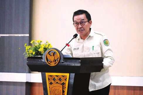 PENYALURAN: Kepala Dinas Sosial Kota Palangka Raya, Riduan menyampaikan laporan pada kegiatan penyaluran Bantuan Sosial Belanja Tidak Terduga (BTT) bagi PPKS korban bencana, di Aula Rumah Jabatan Wali Kota Palangka Raya, Jumat (25/7).