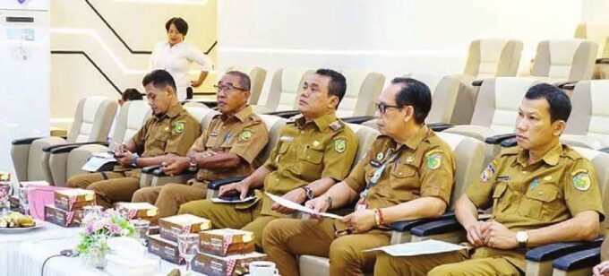 RAPAT: Wakil Wali Kota Palangka Raya, Achmad Zaini, menghadiri rakor inflasi secara daring di Ruang Command Center, Senin (30/6).