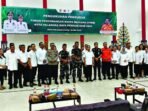 PALANGKA RAYA DIKUKUHKAN: Wali Kota Palangka Raya, Fairid Naparin melantik jajaran FPRB di aula BPBD Kota Palangka Raya, pekan lalu.