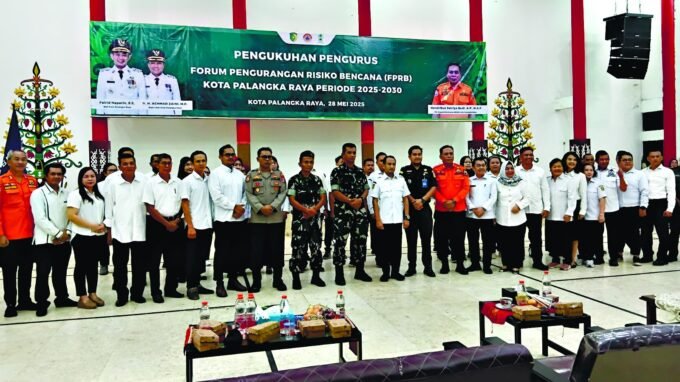DIKUKUHKAN: Wali Kota Palangka Raya, Fairid Naparin melantik jajaran FPRB di aula BPBD Kota Palangka Raya, pekan lalu.