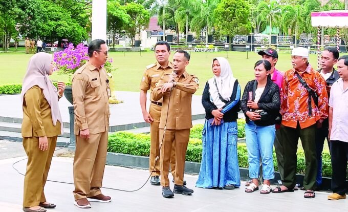 DIALOG: Wali Kota Palangka Raya, Fairid Naparin berbincang dengan pelaku UMKM, di Kantor Wali Kota Palangka Raya, Senin (2/6).