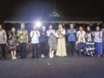 PALANGKA RAYA FESTIVAL LEWU: Wali Kota Palangka Raya dan forkopimda berfoto bersama Yura Yunita usai penampilannya di panggung utama Festival Lewu 2025, Jumat (18/7).
