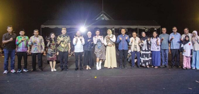 FESTIVAL LEWU: Wali Kota Palangka Raya dan forkopimda berfoto bersama Yura Yunita usai penampilannya di panggung utama Festival Lewu 2025, Jumat (18/7).