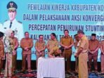 KOLABORASI: Wali Kota Palangka Raya, Fairid Naparin menandatangani aksi rembuk stunting pada acara Penilaian kinerja kabupaten/kota dalam pelaksanaan aksi konvergensi percepatan penurunan stunting Kalteng 2025, di Aurilia Hotel, Senin (30/6)