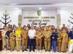 PALANGKA RAYA MENGHADIRI: Wali Kota Palangka Raya, Fairid Naparin melalui Plt Asisten II Setda Kota Palangka Raya, Andjar Hari Purnomo saat menghadiri deklarasi dan dukungan kota sehat, di aula Peteng Karuhei II, Selasa (22/7).